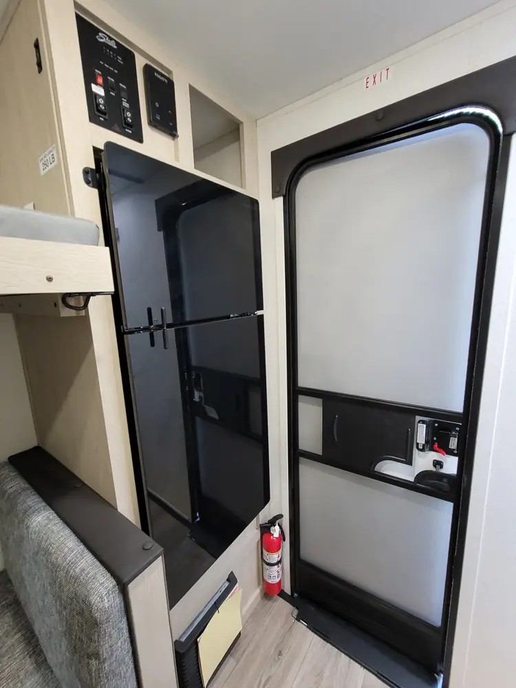 2025 Shasta Compact 16BH 10