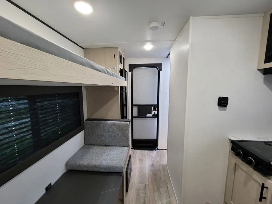 2025 Shasta Compact 16BH 12