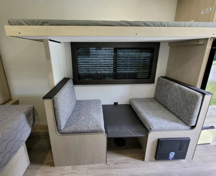 2025 Shasta Compact 16BH 14