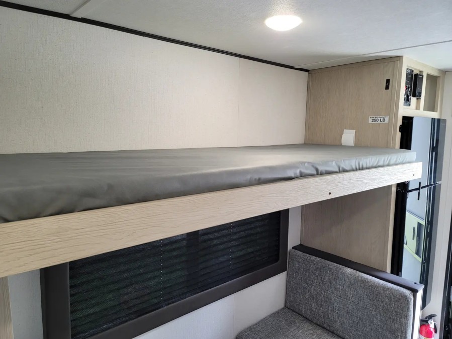 2025 Shasta Compact 16BH 13