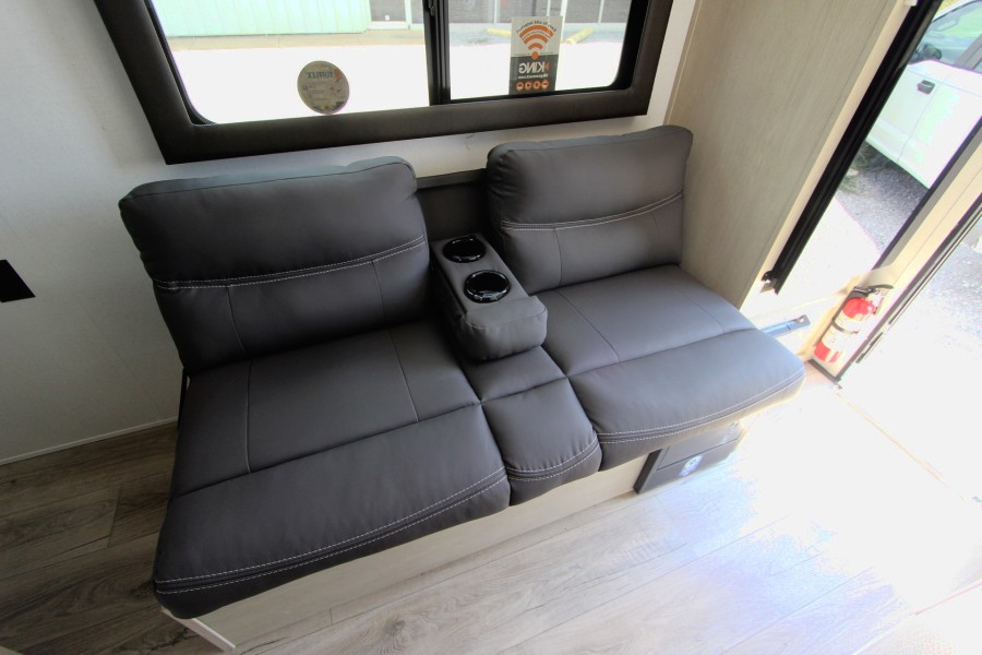 2025 Shasta Compact 16RE 10